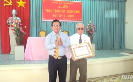 Phó Bí thư Tỉnh ủy Tiền Giang trao Huy hiệu Đảng tại phường 5, Tp. Mỹ Tho