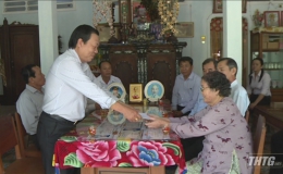 Ông Nguyễn Ngọc Trầm thăm và tặng quà gia đình chính sách huyện Tân Phú Đông