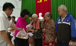 Hội bảo trợ bệnh nhân nghèo tặng quà tại Tân Phước