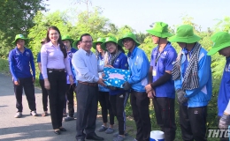 Lãnh đạo UBND tỉnh Tiền Giang thăm hỏi sinh viên tình nguyện