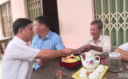 Đoàn ĐBQH đơn vị tỉnh Tiền Giang tặng quà gia đình chính sách xã Thới Sơn