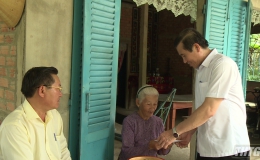 Chủ tịch UBND tỉnh Tiền Giang thăm và tặng quà gia đình chính sách
