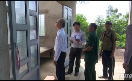 Lãnh đạo Huyện ủy Tân Phước thăm gia đình có nhà bị sập, tốc mái