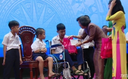 Trao học bổng cho 417 học sinh khuyết tật, mồ côi