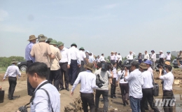 Thủ tướng Chính phủ Nguyễn Xuân Phúc khảo sát sạt lở đê biển Gò Công