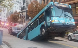 Xe buýt bị nuốt xuống hố sâu giữa trung tâm thành phố