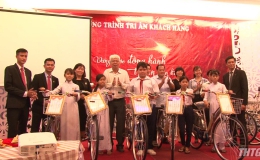Prudential trao tặng xe đạp cho học sinh nghèo hiếu học