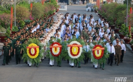 Viếng Nghĩa trang Liệt sĩ nhân kỷ niệm Ngày thành lập Quân đội Nhân dân Việt Nam