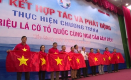 Trao 1.000 lá cờ Tổ quốc cho ngư dân Tiền Giang