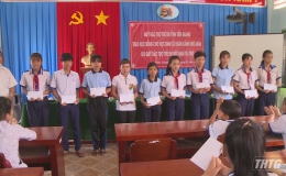 Quỹ Bảo trợ trẻ em Tiền Giang tặng 200 suất học bổng cho học sinh dịp Tết