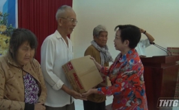Bà Trương Thị Hiền trao 600 phần quà tết cho hộ nghèo