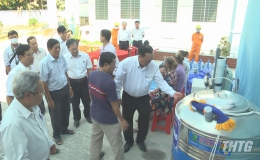 Công ty Điện lực Tiền Giang tặng máy lọc nước cho người dân vùng hạn mặn