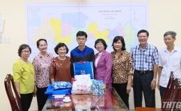 Hội Khuyến học Tiền Giang thăm và tặng quà cho gia đình sinh viên bị tai nạn