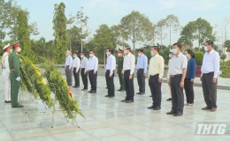 Lãnh đạo tỉnh Tiền Giang viếng Nghĩa trang liệt sĩ nhân kỷ niệm 45 năm Ngày giải phóng miền Nam, thống nhất đất nước