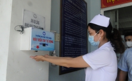 Trường Đại học Tiền Giang tặng máy rửa tay sát khuẩn tự động cho Bệnh viện Đa khoa Trung tâm Tiền Giang