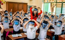 “Học sinh đến trường không cần đeo mũ chắn giọt bắn”