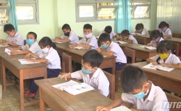 Lãnh đạo UBND tỉnh Tiền Giang kiểm tra học sinh trở lại lớp sau thời gian nghỉ học do dịch bệnh Covid-19