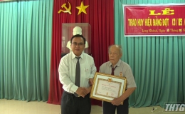 Phó Bí thư Tỉnh ủy trao Huy hiệu Đảng cho đảng viên xã Long Khánh