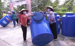 Trao 46 bồn chứa nước cho hội viên, phụ nữ huyện Cai Lậy