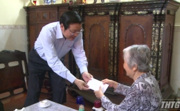 Trưởng Ban Nội chính Trung ương thăm gia đình chính sách tại tỉnh Tiền Giang
