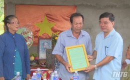 Đoàn Đại biểu Quốc hội tỉnh Tiền Giang tặng nhà Đại đoàn kết cho gia đình khó khăn