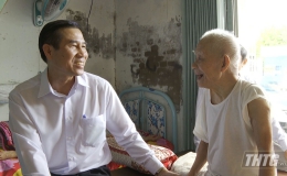 Chủ tịch UBND tỉnh Tiền Giang thăm các gia đình chính sách Thị xã Gò Công