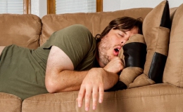 Ngủ trưa quá nhiều làm tăng nguy cơ chết sớm và bệnh tim mạch