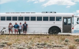 Cuộc sống thú vị của gia đình biến xe buýt thành nhà để đi du lịch