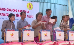 Trung ương Hội Doanh nghiệp trẻ Việt Nam tặng quà cho nạn nhân da cam