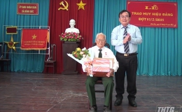 Phó Bí thư Thường trực Tỉnh ủy trao Huy hiệu Đảng