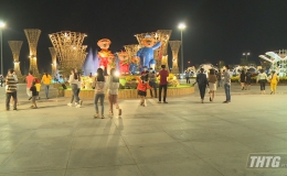 Đèn trang trí và tiểu cảnh tại Quảng trường Trung tâm tỉnh Tiền Giang bắt đầu mở cửa phục vụ nhu cầu vui Xuân, đón Tết