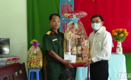 Phó Chủ tịch UBND tỉnh Nguyễn Văn Mười thăm tặng quà hộ nghèo, gia đình chính sách