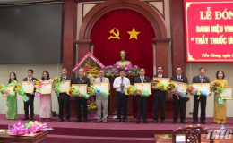 Tiền Giang trao tặng danh hiệu vinh dự Thầy thuốc ưu tú cho 34 cán bộ ngành y tế