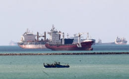 Tăng tốc giải cứu tàu mắc kẹt trên kênh đào Suez