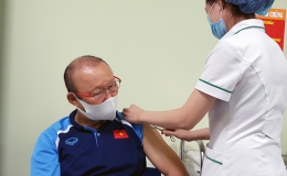 HLV Park Hang Seo và ban huấn luyện được tiêm vaccine Covid-19
