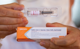 Ngoại giao vaccine: Trung Quốc hụt hơi, Mỹ chờ thời