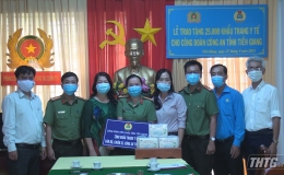 Công đoàn Viên chức tỉnh trao tặng 25.000 khẩu trang y tế cho Công an Tiền Giang