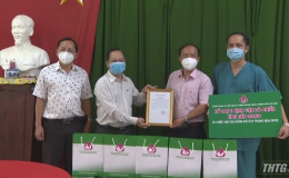 Ngân hàng Chính sách xã hội tỉnh Tiền Giang trao tặng thiết bị y tế cho Bệnh viên Dã chiến số 1
