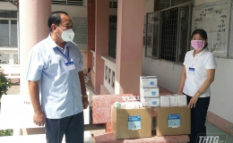 Đài PT-TH Tiền Giang tặng gạo cho người nghèo và vật tư y tế tại xã Long An, huyện Châu Thành