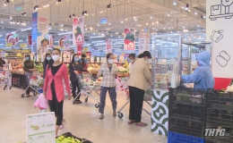 Ngày cuối tuần, lượng khách đến siêu thị mua hàng tăng gấp đôi