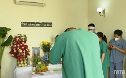 Điều dưỡng Bệnh viện Hữu Nghị hỗ trợ công tác phòng chống dịch tại Tiền Giang lập bàn thờ vọng chịu tang cha