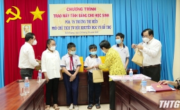 Trung ương Hội Khuyến học trao tặng máy tính cho học sinh nghèo tỉnh Tiền Giang