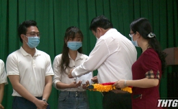 Ủy ban MTTQ tỉnh và Liên đoàn lao động tỉnh Tiền Giang tặng quà cho đội ngũ y tế ở tuyến đầu chống dịch Covid-19