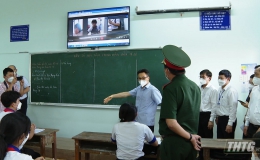 Phó Thủ tướng Vũ Đức Đam kiểm tra công tác tiêm vắc-xin và dạy học trực tiếp tại huyện Tân Phú Đông