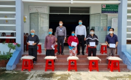 Công ty CP Dược phẩm Tipharco tặng gạo cho người nghèo huyện Cai Lậy