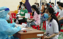 Trường THPT Nguyễn Đình Chiểu tiêm vắc-xin phòng Covid-19 cho trên 2.000 học sinh của trường