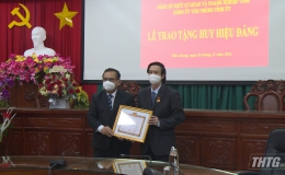 Bí thư Tỉnh ủy Nguyễn Văn Danh nhận Huy hiệu 40 năm tuổi Đảng