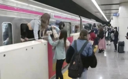 Nhật Bản: Khách nhảy khỏi cửa sổ tàu điện ngầm để trốn đâm chém, phóng hỏa