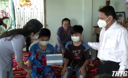 Ông Phạm Văn Trọng thăm, tặng quà thân nhân các gia đình tử vong do dịch bệnh Covid-19