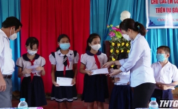 Sở LĐTBXH tặng quà cho trẻ em các huyện phía Tây